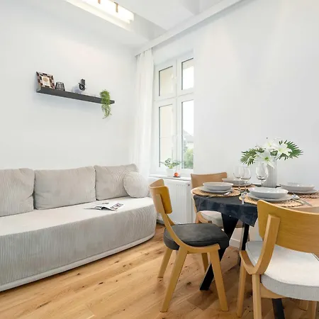 Apartment Stylish Studio Near The Market Square Poznan Garbary 62 By Heyrent