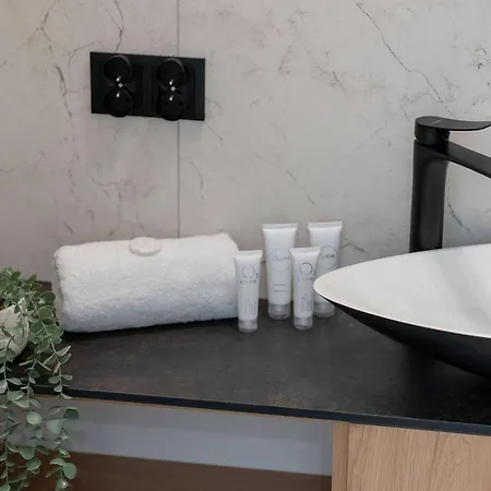 Apartment Stylish Studio Near The Market Square Poznan Garbary 62 By Heyrent